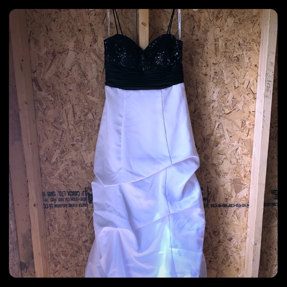 Formal dress - Picture 1 of 4